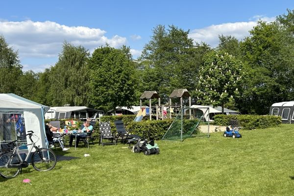 Große Campingfelder beim Camping Emmen hinter der Grenze